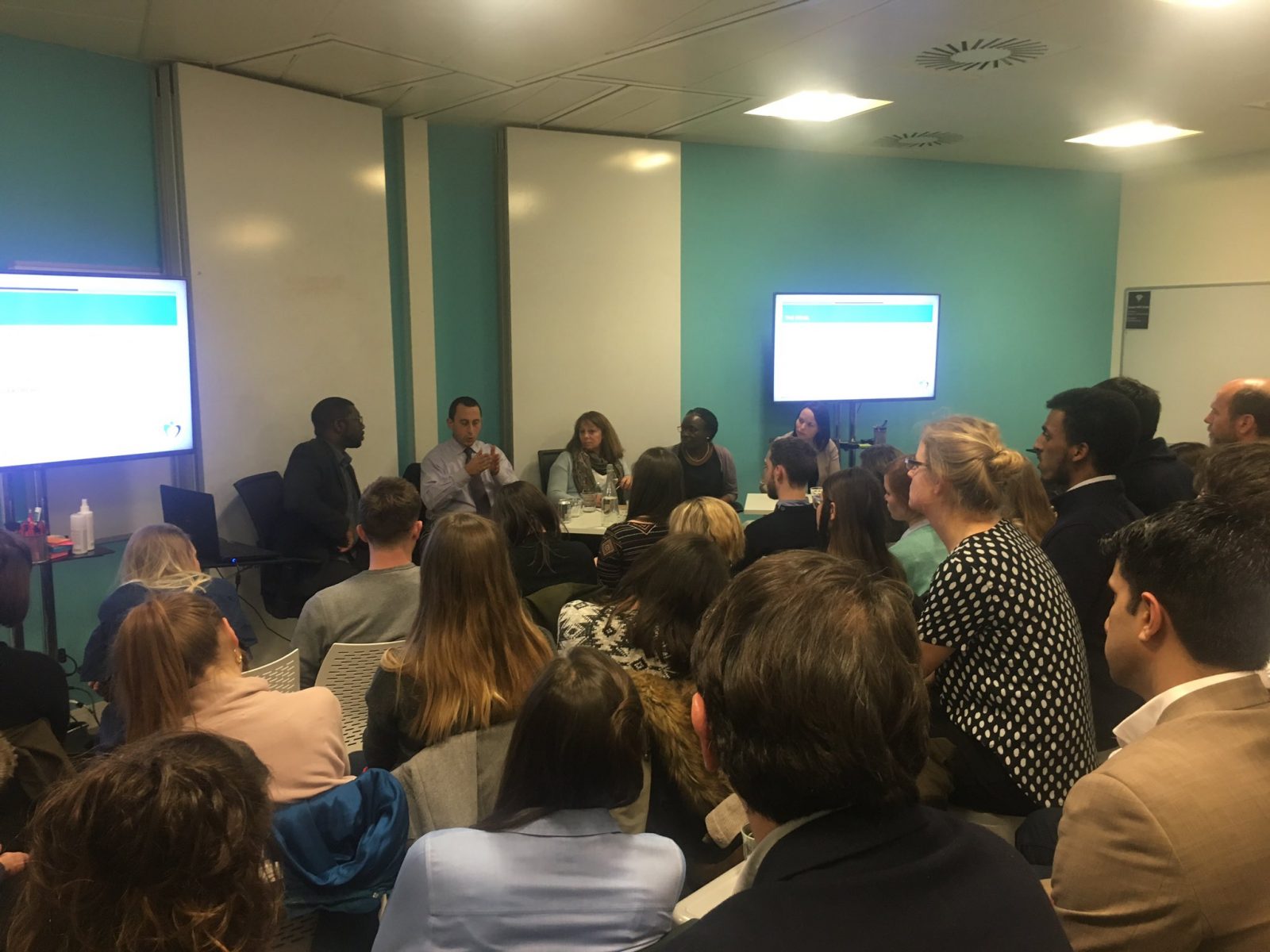 all-panel-members-and-crowd